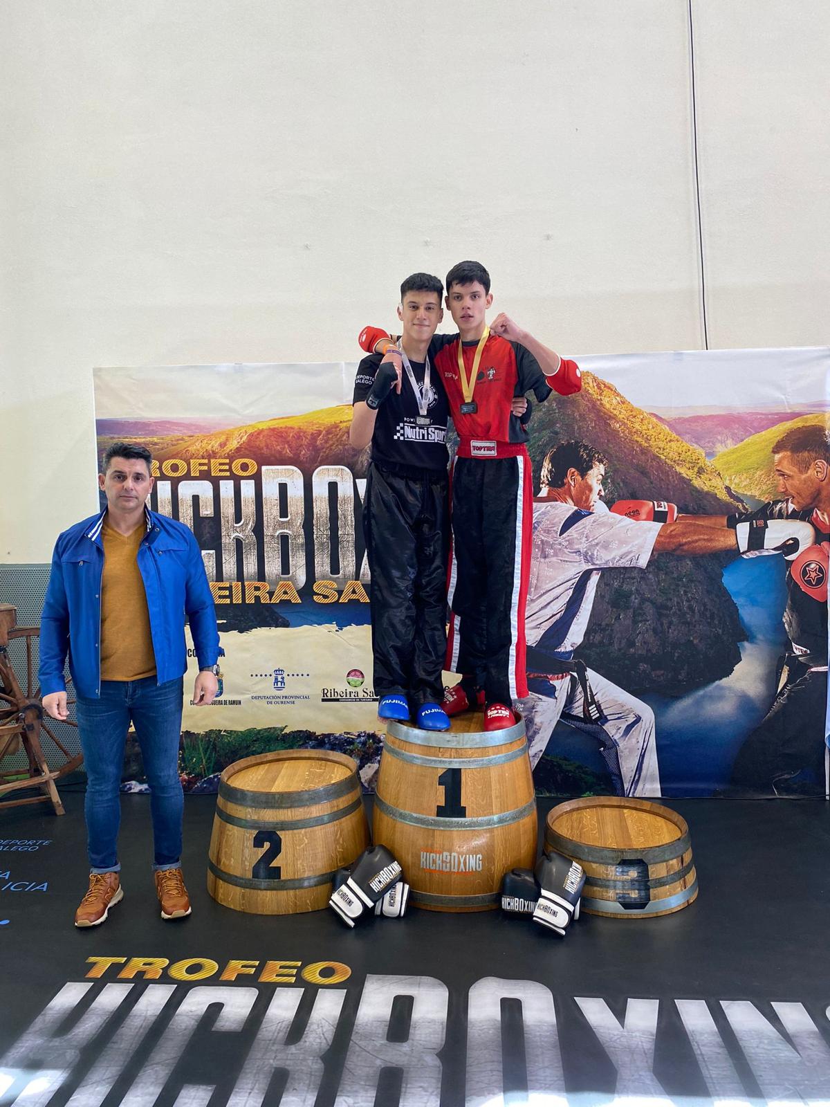 Bruno Bouza en un podio de kickboxing