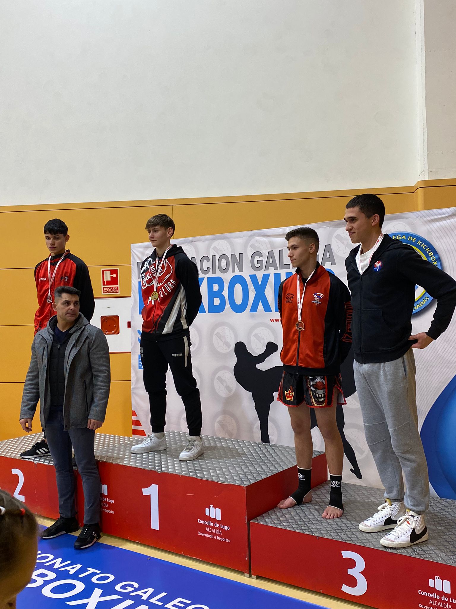 Podio de un campeonato gallego de kickboxing